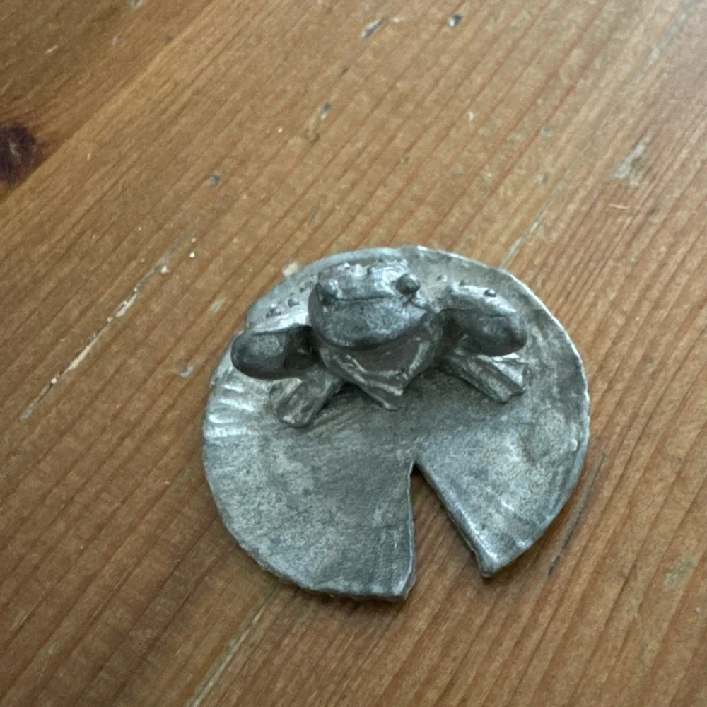 Vintage Decorative Frog Figurine Set - Pewter / JJ